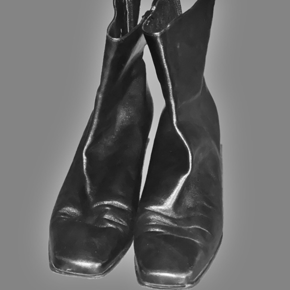 Stuart Weitzman short black leather boots size 10.5 - Picture 1 of 6